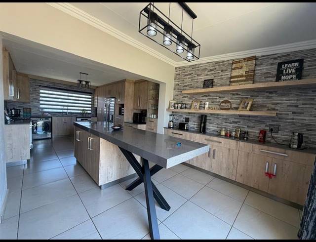 5 BEDROOM HOUSE FOR SALE IN RIVERSDALE